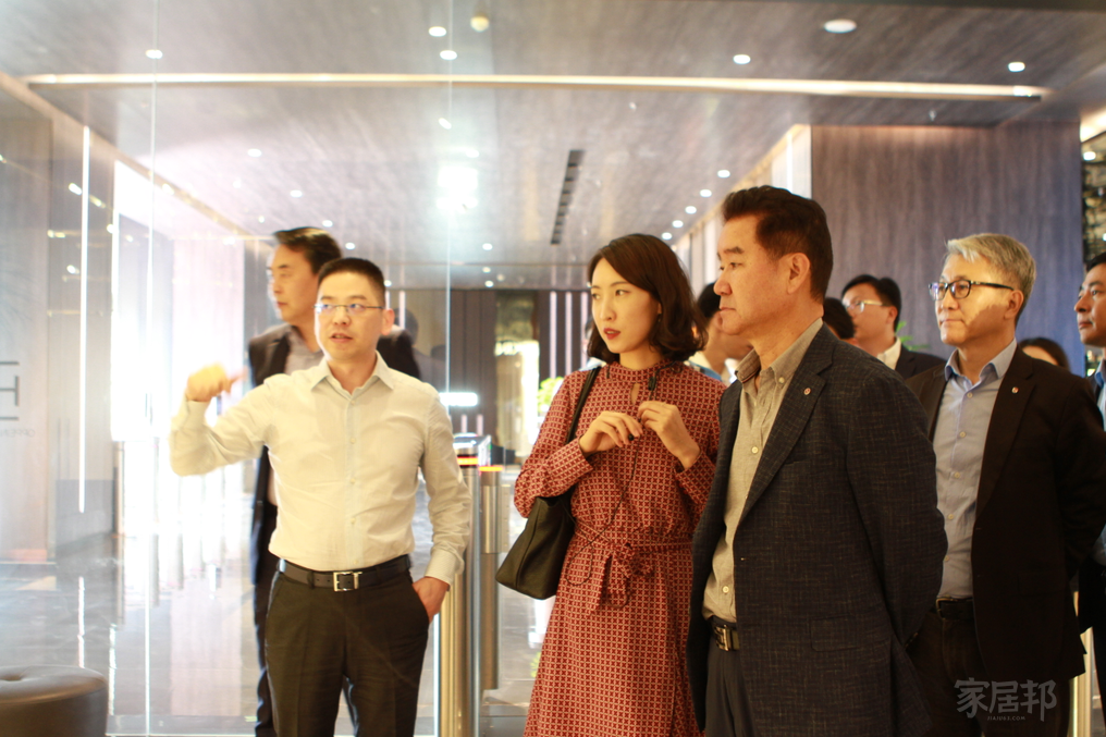 欧派家居集团副总裁杨鑫带领LG电子高层参观欧派展厅
