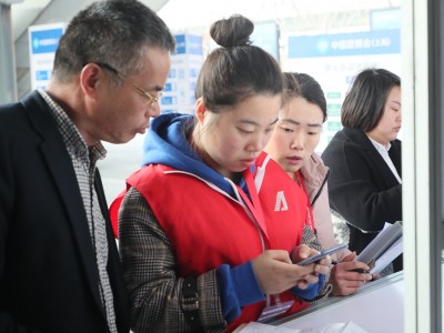 本次展会采用预约、现场办理入场票等形式进场，在现场办理厅有专门的工作人员协助观众。