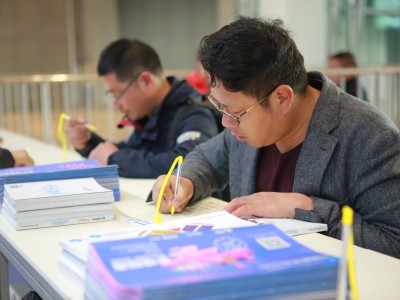 现场填写相关信息即可免费办理参观证件。
